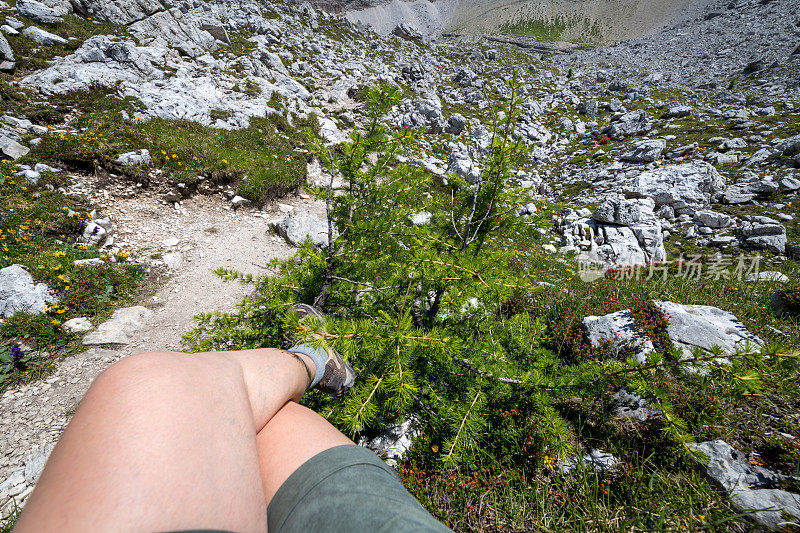 女人休息的特写，而徒步旅行周围的Tre Cime di Lavaredo在白云石，欧洲阿尔卑斯山，意大利